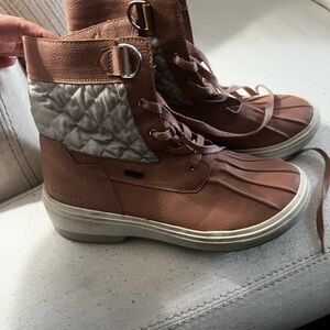 Women’s waterproof boots
